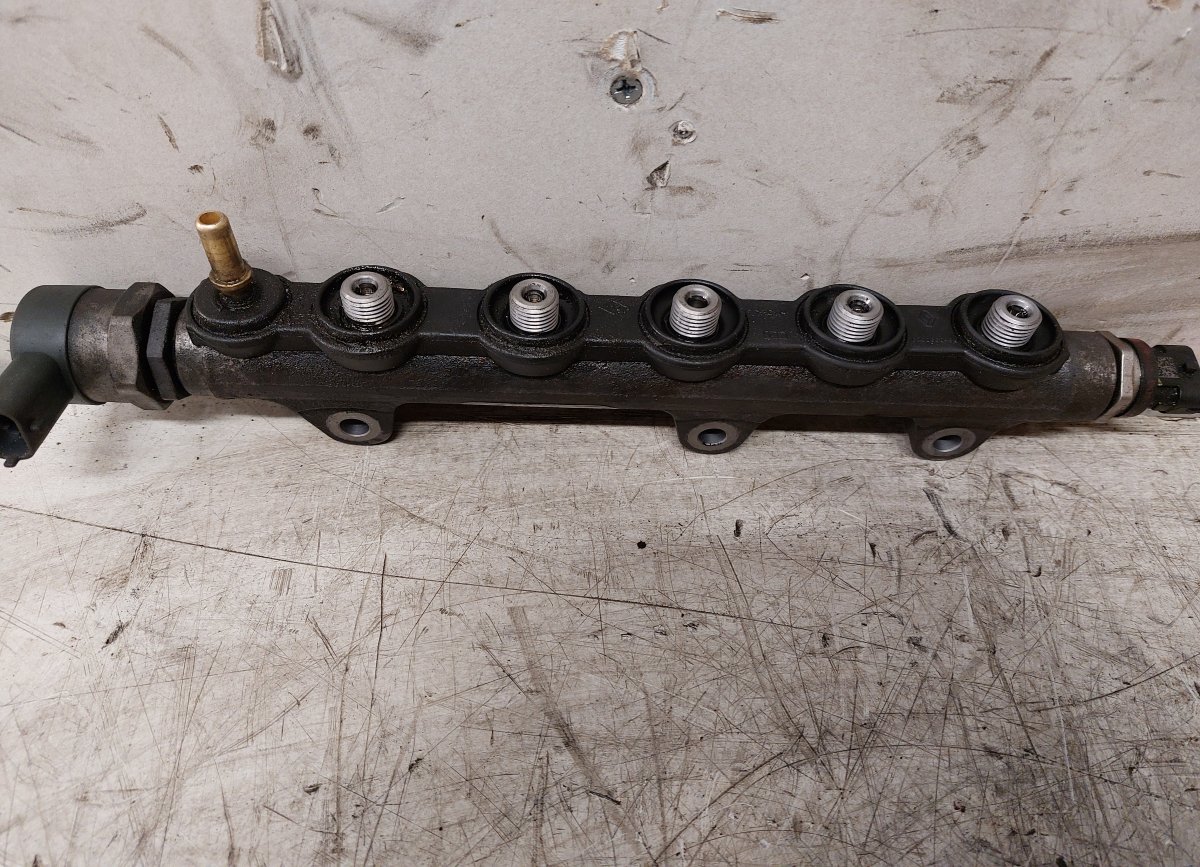 Nissan X-Trail Fuel Distributor / fuel rail Fuel Distributor / fuel rail NISSAN X-TRAIL II ...