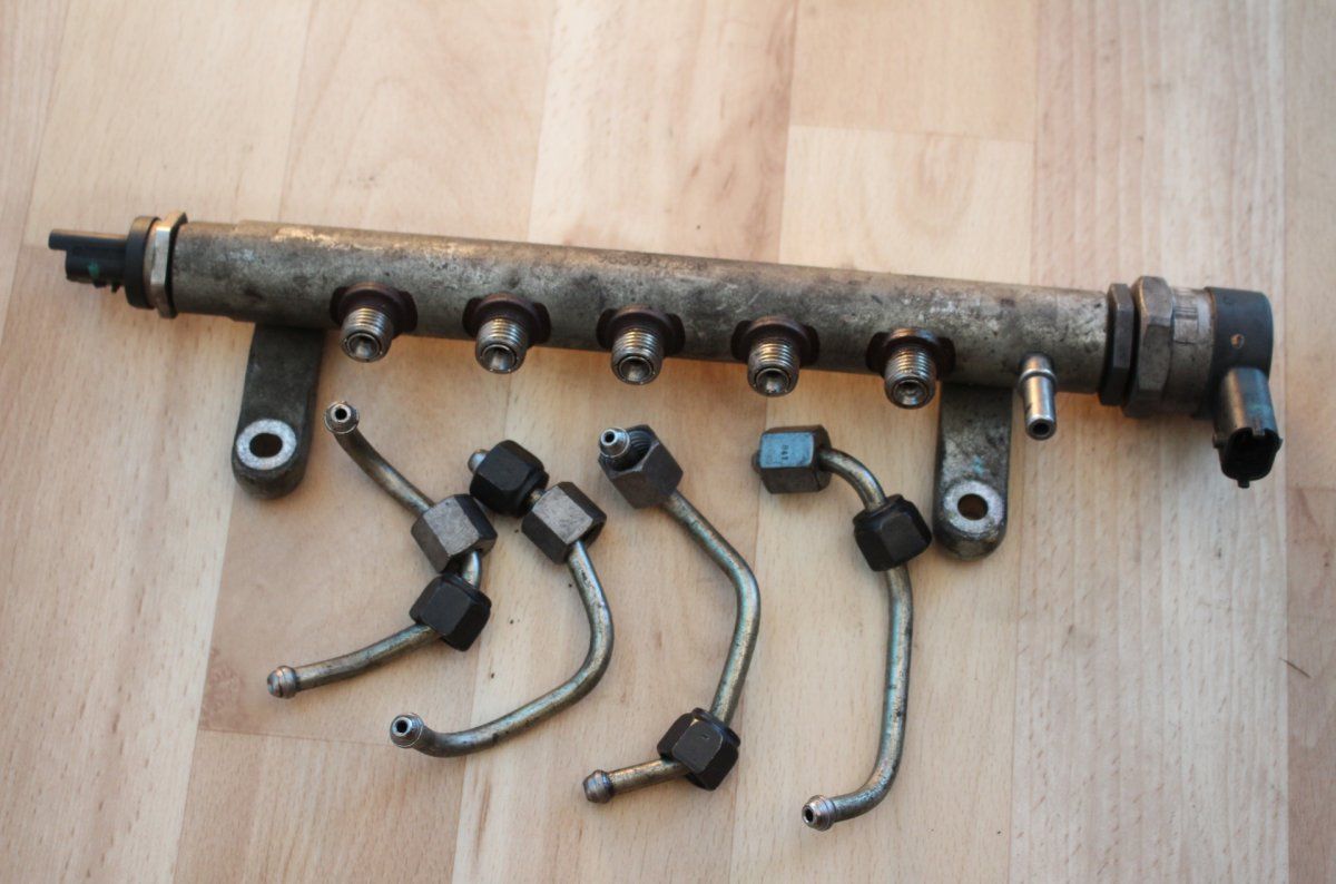 Fuel Distributor / fuel rail LAND ROVER FREELANDER II (FA) (2006-2015)