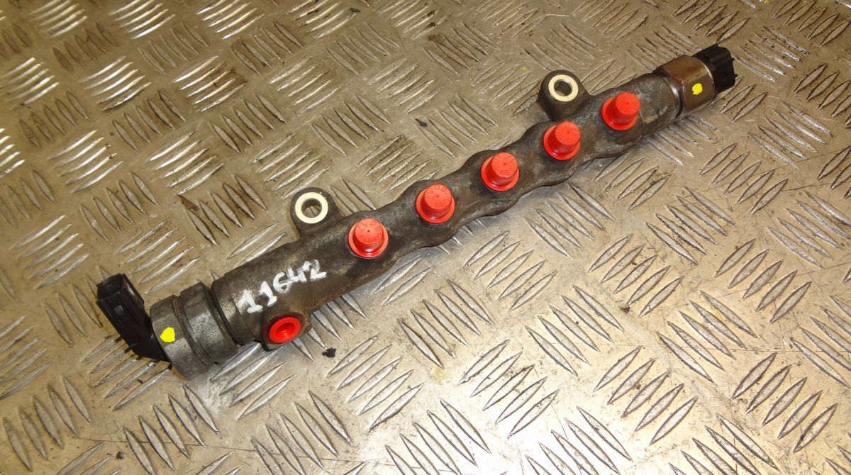 Fuel Distributor / fuel rail TOYOTA AVENSIS (T270) (2009-2018)