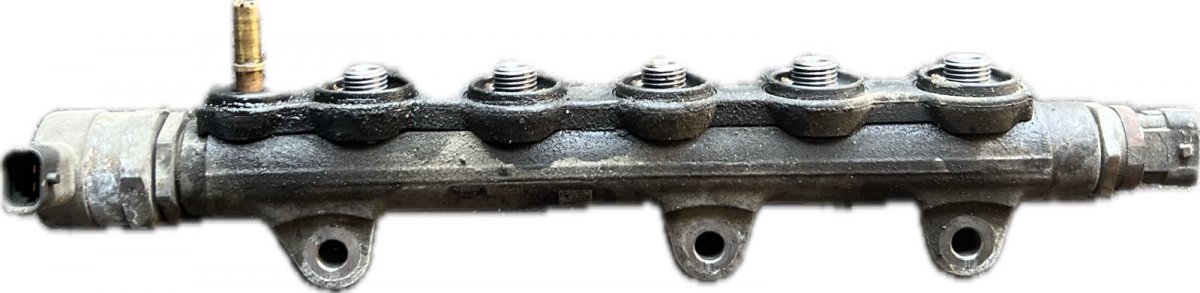 Nissan X-Trail Fuel Distributor / fuel rail Fuel Distributor / fuel rail NISSAN X-TRAIL II ...