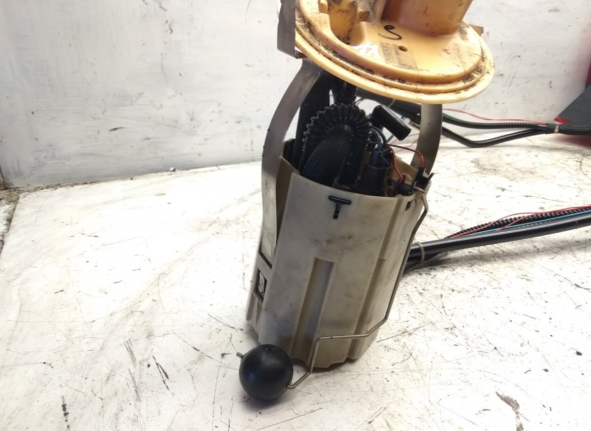 Volvo V70 Fuel delivery pump Fuel delivery pump VOLVO V70 II / XC70 I (P80) ...
