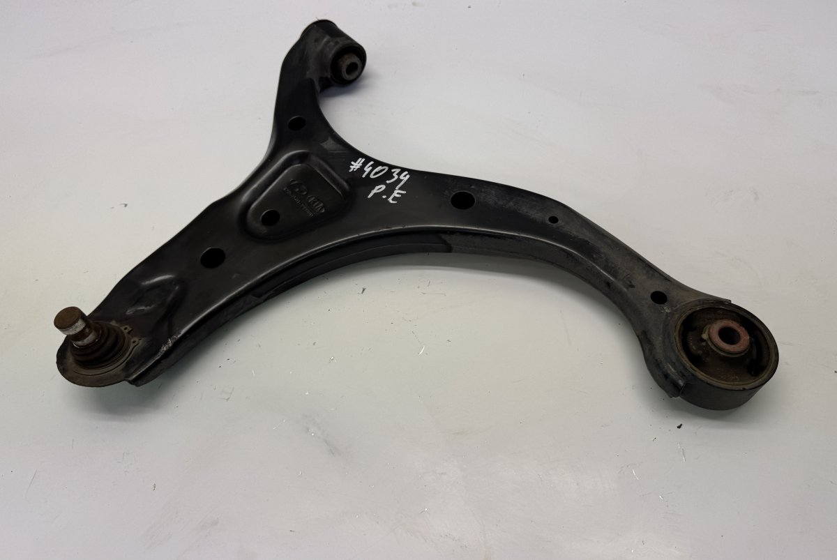 Kia Sorento Front Axle Track Control Arm lower Right 545012P000 Front Axle Track Control Arm lower R...