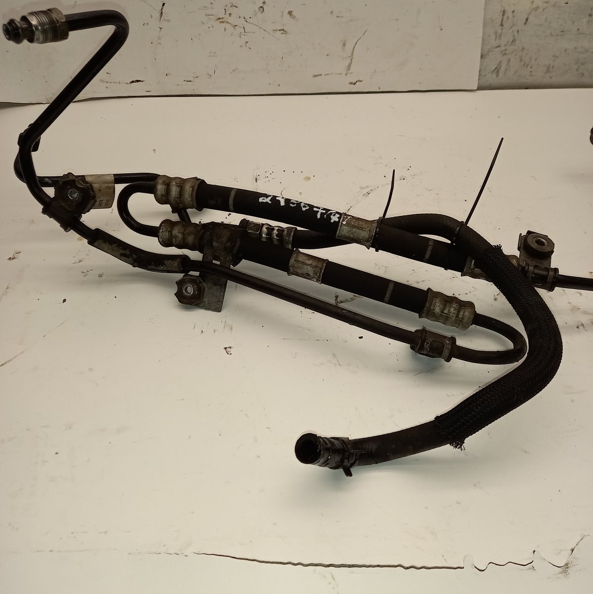 Jeep Grand Cherokee (WK) Power Steering Hose from cooler to pump 5154451AE Power Steering Hose from cooler to pu...