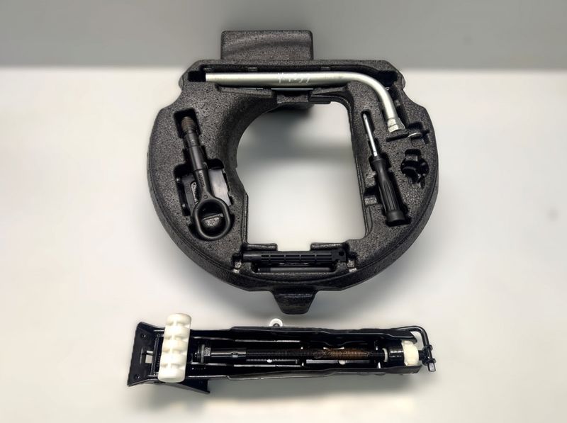 4G0012109A 4G0011031K 8K0805615 8N0012219 Jack AUDI A6 / A6 ALLROAD (C7, 4G) (2010-2018)