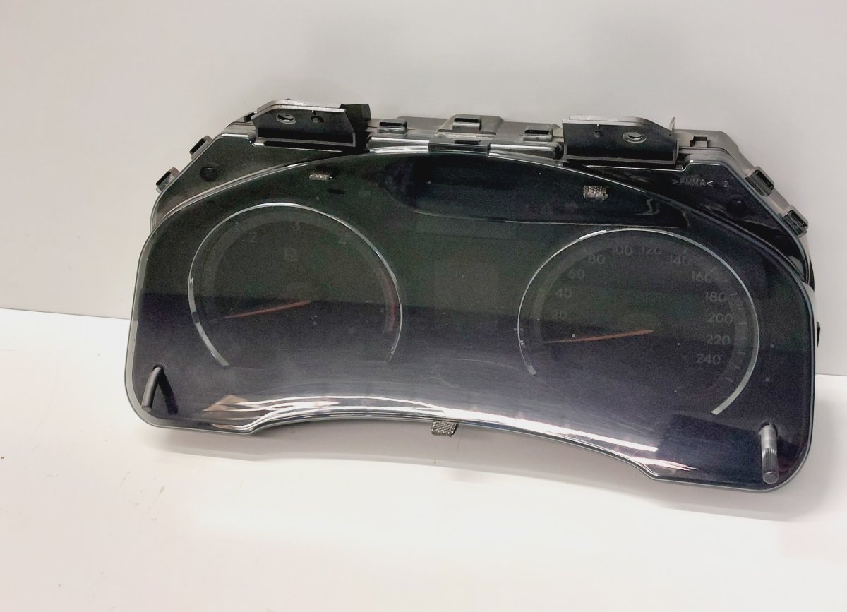 Toyota Avensis (T27) mittaristo 83800-05K40 8380005K40 MB257440-6815 MB25744068...