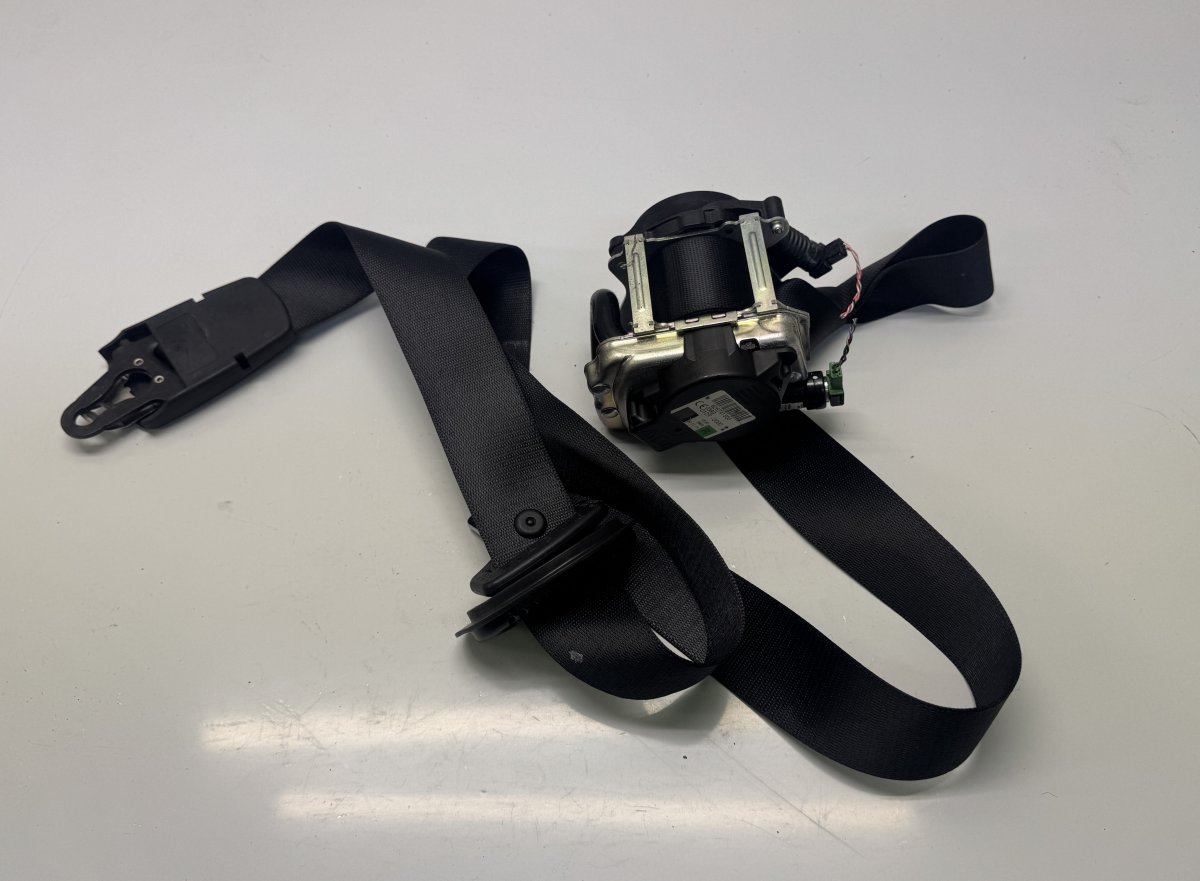 BMW 2 (F22 / F23) Seat Belt Front Right 72117313304 626741500 7313304 Seat Belt Front R...