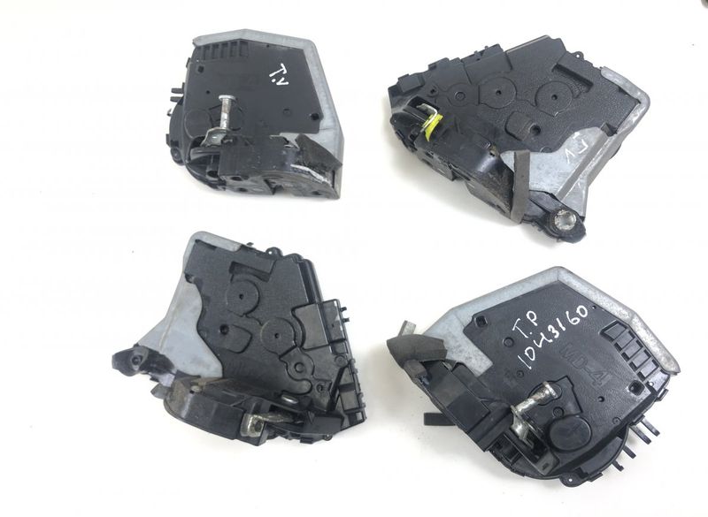 6904030A20 Set of door locks (latches) LEXUS GS III (2005-2011)
