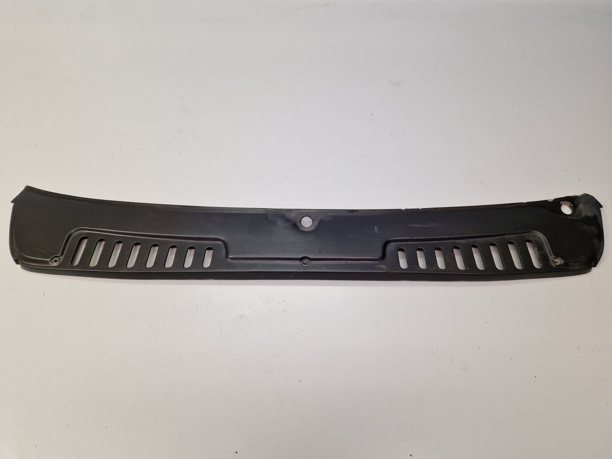 Maserati Quattroporte Wiper cowl 372540270 Wiper cowl MASERATI QUATTROPORTE II (...
