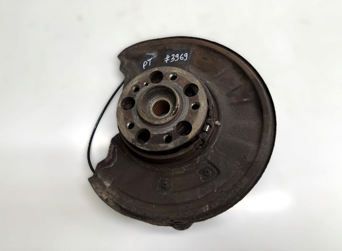 Mercedes-Benz C (W204) Wheel bearing housing rear right A2043500441 Wheel bearing housing rear right ME...