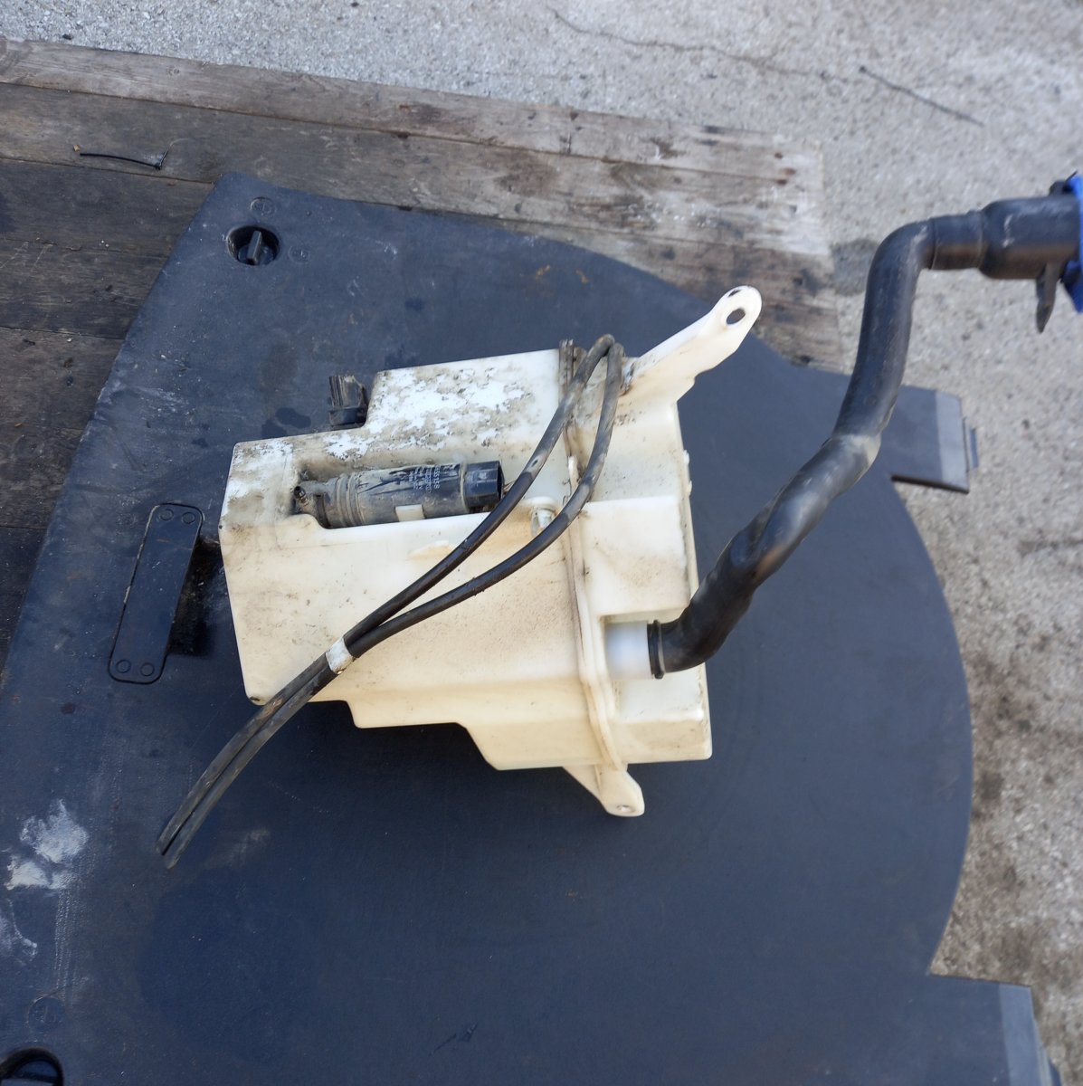 Volvo V70 Window washer reservoir Window washer reservoir VOLVO XC70 II (2007-201...