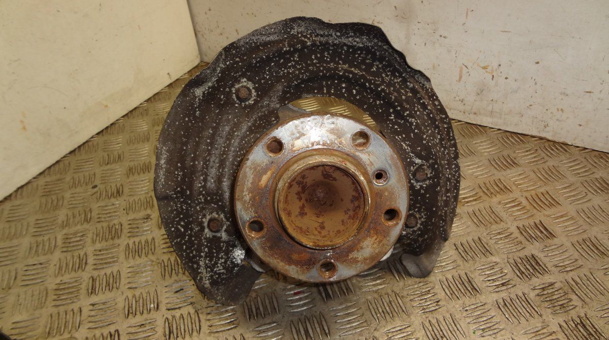 Wheel bearing housing front left BMW 4 (F32, F33, F36, F82, F83) (2013-2020)