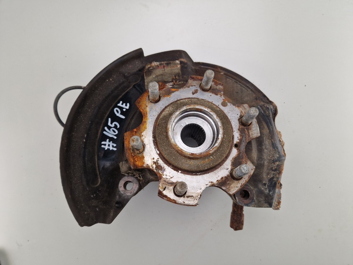 Mitsubishi Pajero Wheel bearing housing front right 3870A020 Wheel bearing housing front right MITS...