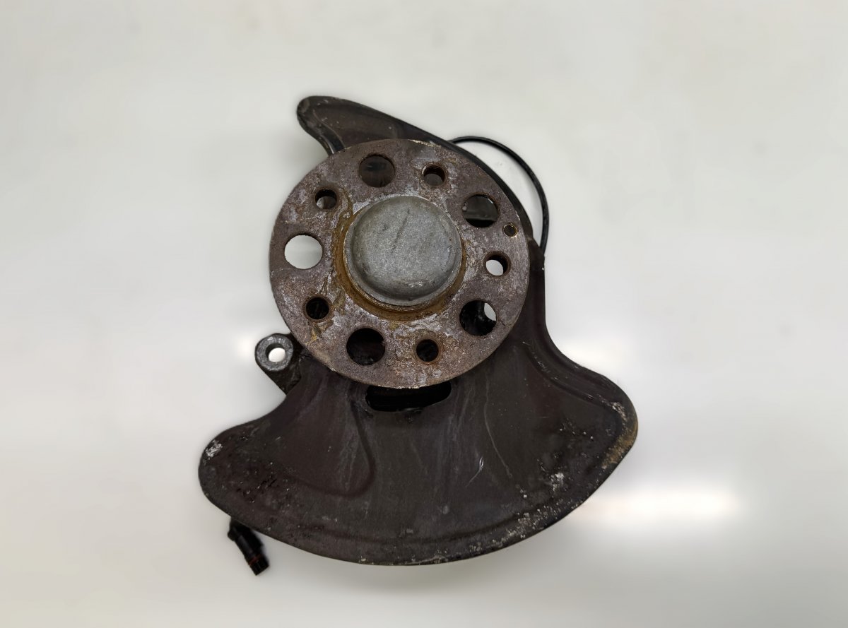 Mercedes-Benz C (W204) Wheel bearing housing front right A2043320201 Wheel bearing housing front right M...