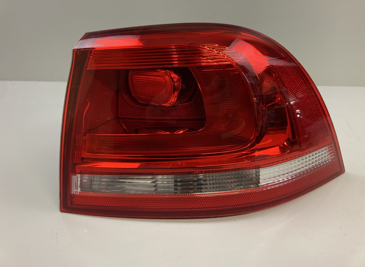 Volkswagen Touareg Tail light, right 89090227 7P6945096D Tail light, right VW TOUARE...