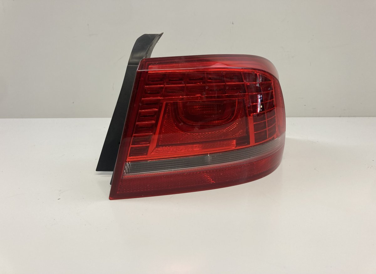 Volkswagen Passat (B7) Tail light, right 3AE945208B 2SK01074402 3AE945208B Tail light, r...