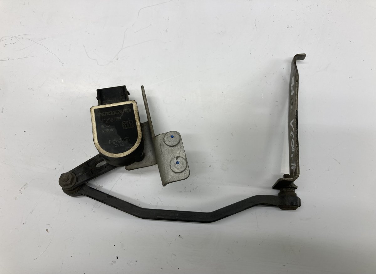 Volvo XC60 Suspension level sensor front right 31258179 31429141 Suspension level sensor front...