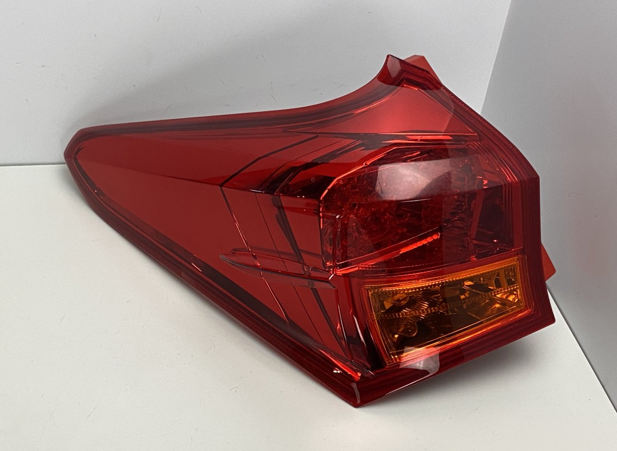 Toyota Auris takavalo (vasen) 8156102710 8155602730 871556-02730 Tail light l...