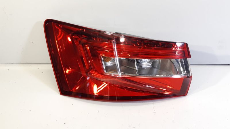 3V9945207 Rücklicht links SKODA SUPERB III (3V3, 3V5) (2015-2024)