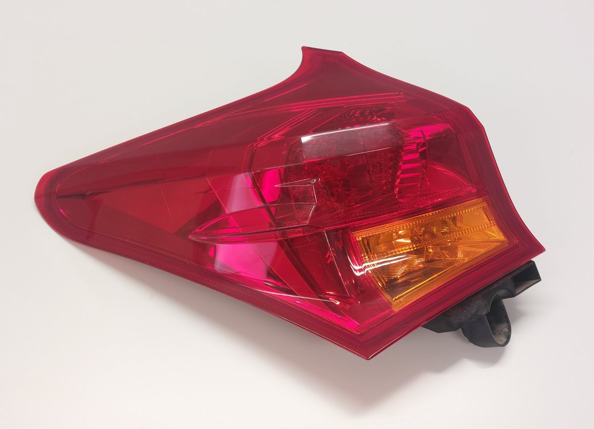 Toyota Auris takavalo (vasen) 8156102740 81556-02730 8155602730 Tail light le...