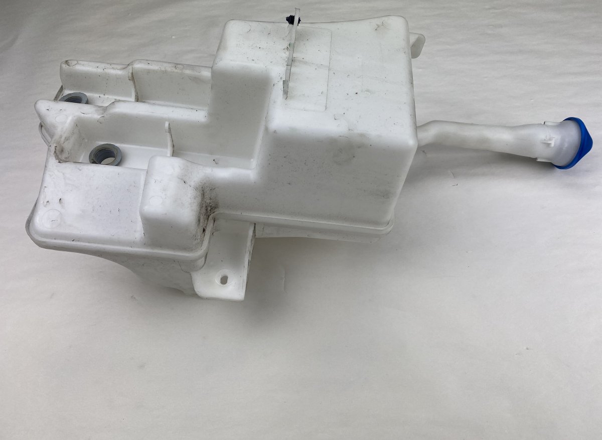Volvo V40 Window washer reservoir Window washer reservoir VOLVO V40 (2012-2019)

...