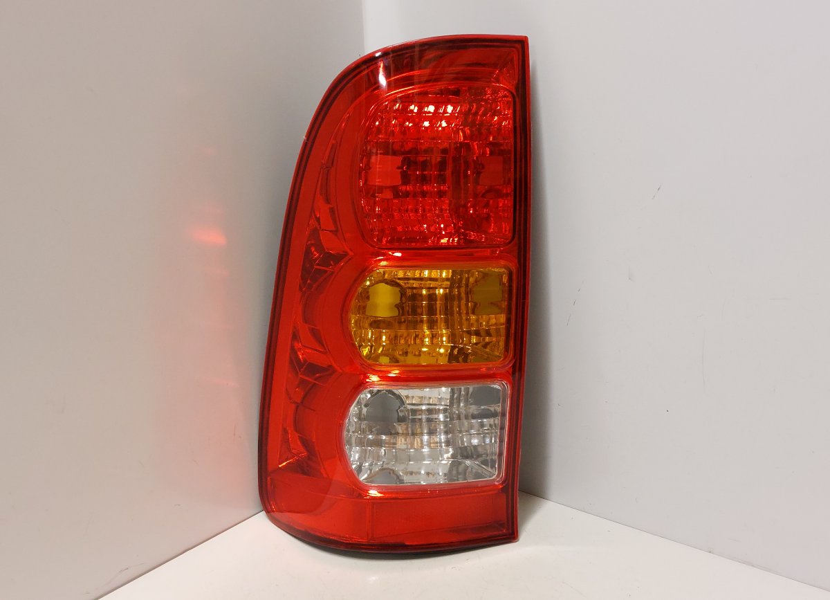 Toyota Hilux galinis žibintas (kairėje)