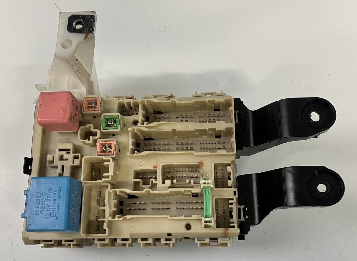 8273005160B Fuse box TOYOTA AVENSIS (T270) (2009-2018)