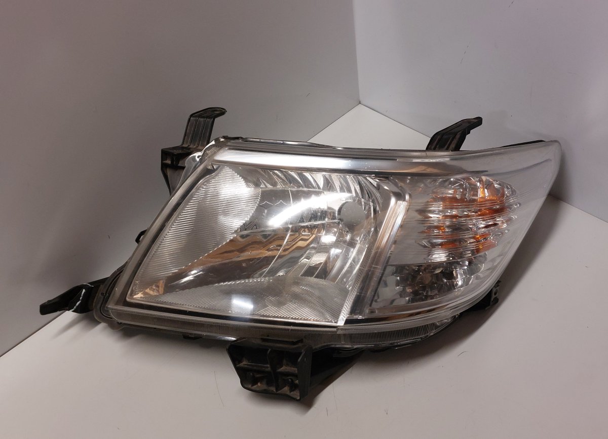 Toyota Hilux передняя фара (левая) 811500K381 Headlight left TOYOTA HILUX VII (AN1...