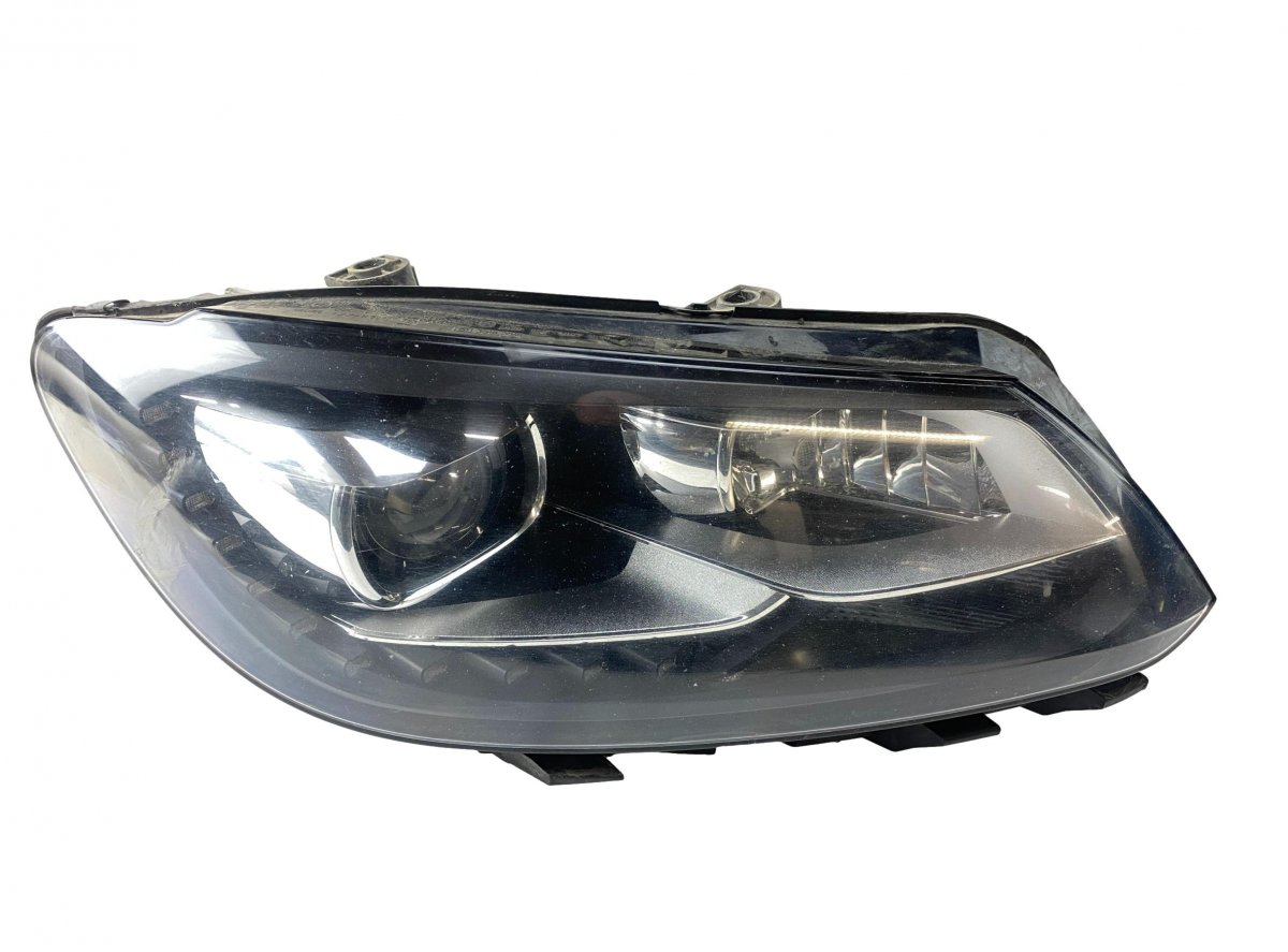 Volkswagen Touran передняя фара (правая) 030126828207 Headlight right VW TOURAN (1T3) (2...