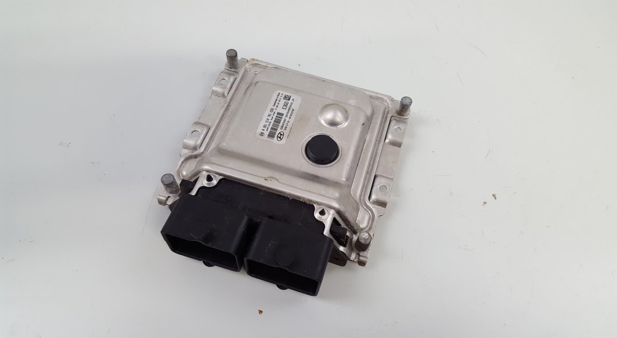 Hyundai i20 Engine Control Unit / module (ECU) 0261S10781 1038407875 Engine Control Unit / mod...