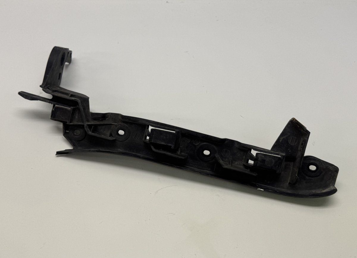 7L5807050B Front Bumper bracket on fender right PORSCHE CAYENNE I (2002-2010)