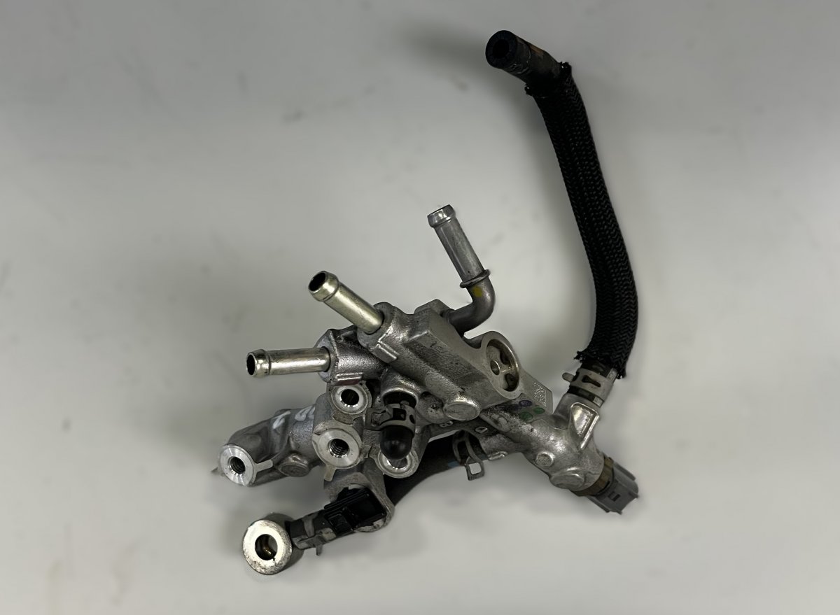 Mazda 3 (BM / BN) Fuel Distributor / fuel rail SH011327X Fuel Distributor / fuel rail MAZDA 3 ...