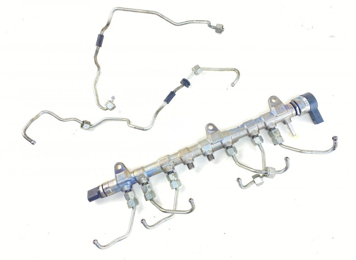 0445216051 0281006394 Fuel Distributor / fuel rail BMW 5 (G30, G31) (2016-2024)