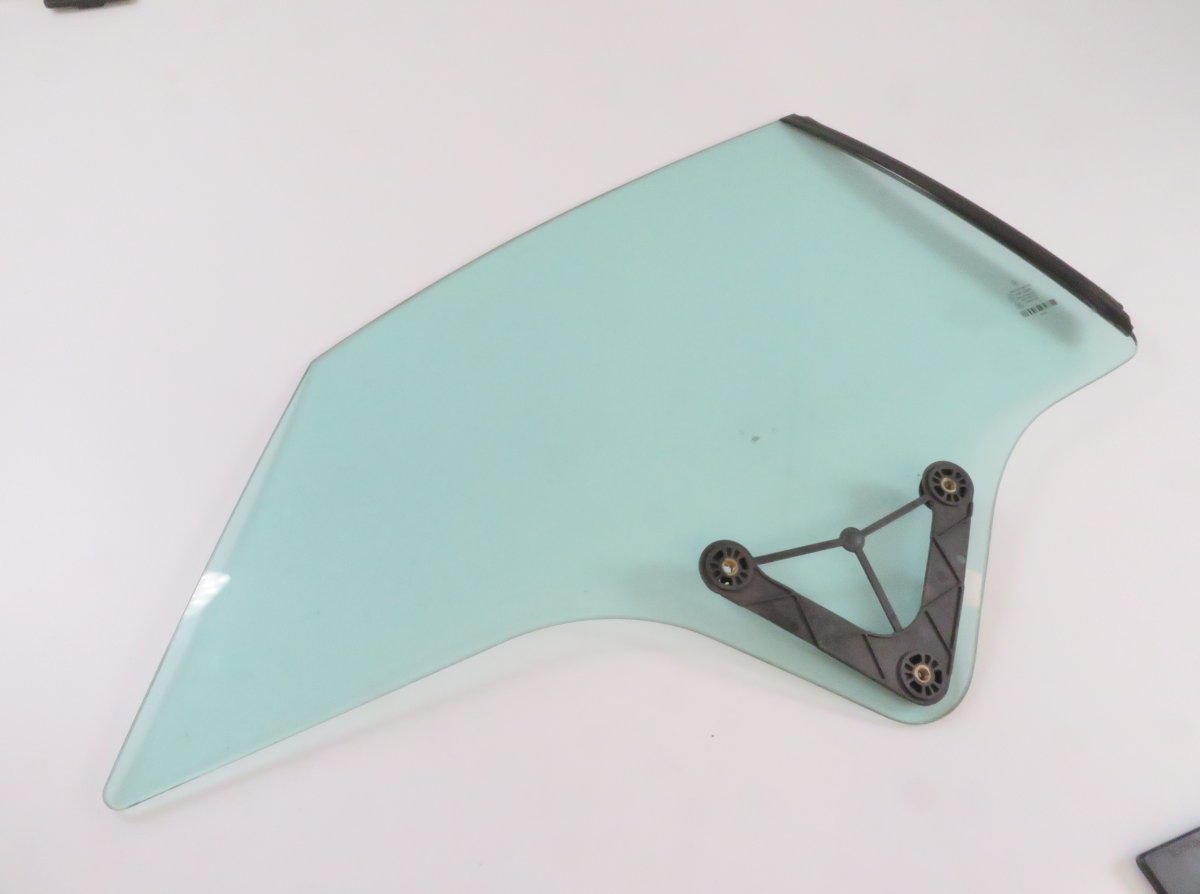 Mercedes-Benz C (W204) Chassis Side Window glass Rear Right A2076700210 Chassis Side Window glass Rear Righ...