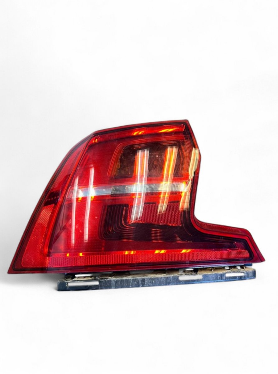 Volvo S90 tagatuli (vasak) 31656773 Tail light left VOLVO S90 / V90 (2016-...