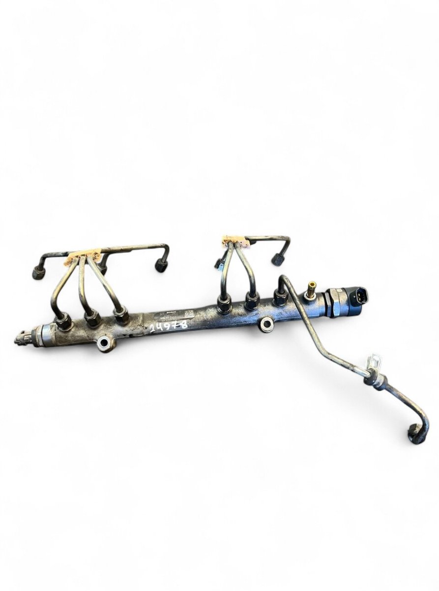 Volvo V70 Fuel Distributor / fuel rail 0445215023 31259011 Fuel Distributor / fuel rai...