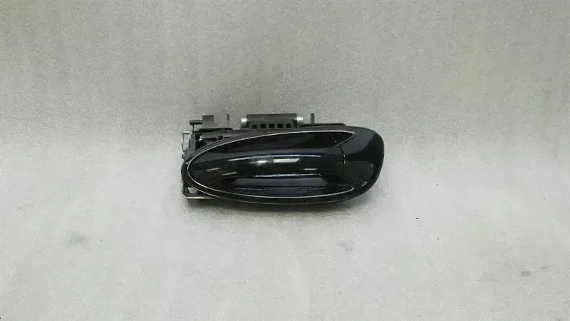 Porsche Panamera Porsche Panamera 970 rear left door handle 97053706304 door handle rear left Body type: Saloon
Fuel: Diesel