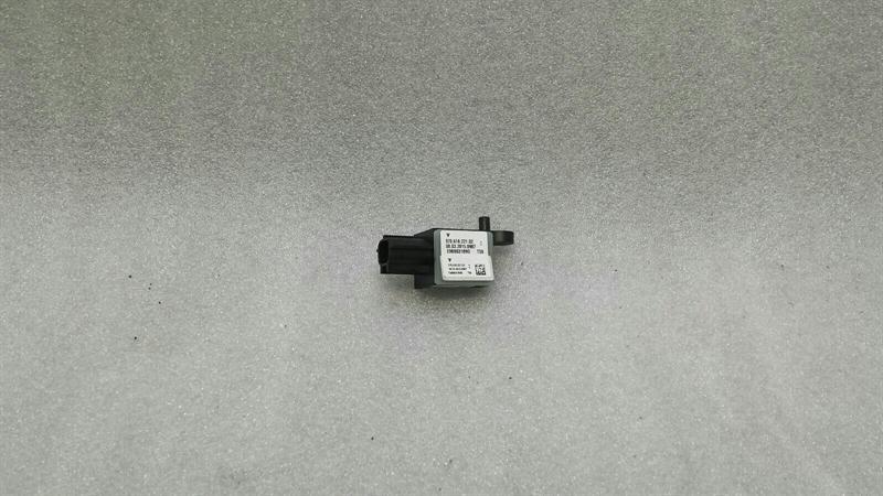 Porsche Panamera Porsche Panamera 970 crash sensor 97061822102 impact sensor SRS Body type: Saloon
Fuel: Diesel