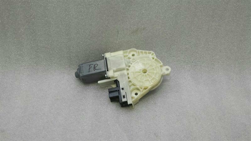 Porsche Panamera Porsche Panamera 970 FRH door window motor 97062410201 window regulator motor VR Body type: Saloon
Fuel: Diesel