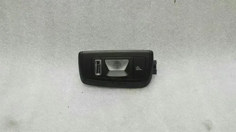 Porsche Panamera Porsche Panamera 970 Roof Light 97063206103 Interior Light Lamp Left Body type: Saloon
Fuel: Diesel