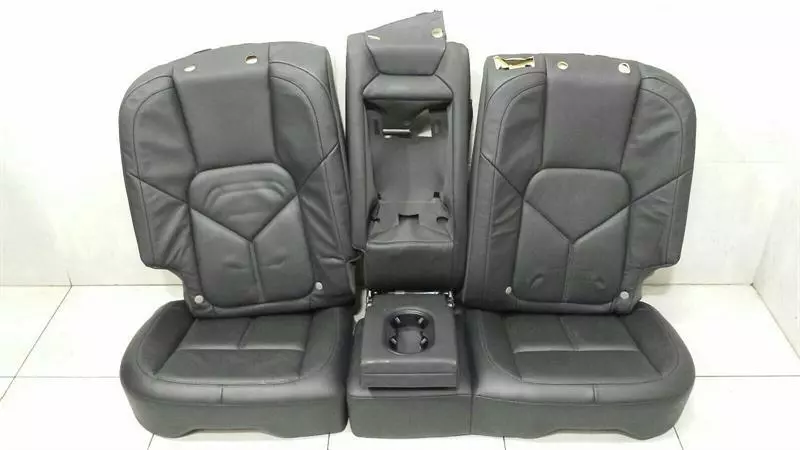 Porsche Cayenne Porsche Cayenne 958 92A rear seat leather rear seat leather set black Body type: SUV
Fuel: Diesel