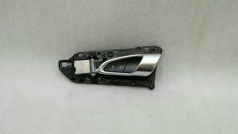 Porsche Cayenne Porsche Cayenne 958 FLH door inner handle 95855501901G0B interior door handle Body type: SUV
Fuel: Diesel