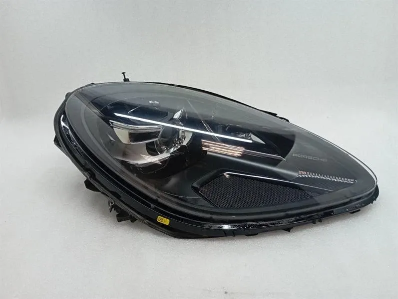 Porsche Macan 95B Right Headlight 95B941010AQ SPARES OR REPAIR Headlamp PDLS