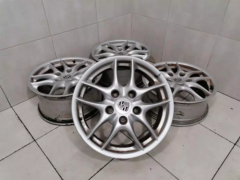 Porsche Boxster (986) Porsche Boxster 986 Alloy Wheel 98636212607 17-inch Boxster S II Alloy Rim Body type: Convertible
Fuel: Petrol