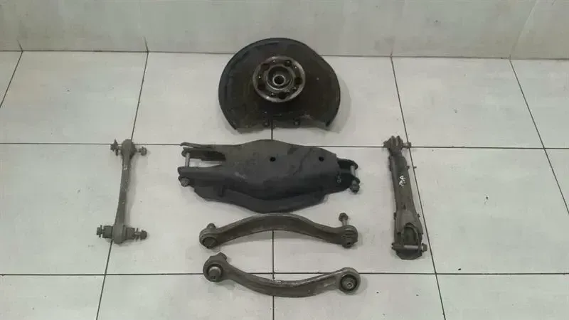 Mercedes-Benz C (W204) Right Rear Hub