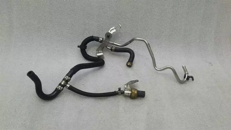 Mercedes-Benz C (W204) Fuel line