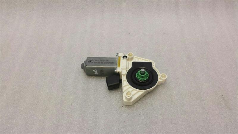 Mercedes-Benz SLK (R172) Mercedes SLK R172 right door window motor A2078200642 window regulator motor right Body type: Convertible
Fuel: Diesel