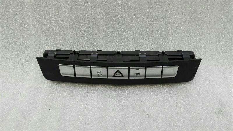 Mercedes-Benz SLK (R172) Mercedes SLK R172 Switch Block Hazard Switch A1729051000 Switch Body type: Convertible
Fuel: Diesel