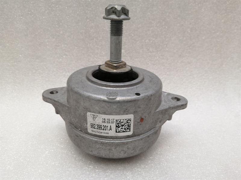 Porsche Boxster Cayman 718 Right Gearbox Mount 982399201A Transmission Holder Right Brand/Model: PORSCHE 718
Year: 2017
Engine: 200...