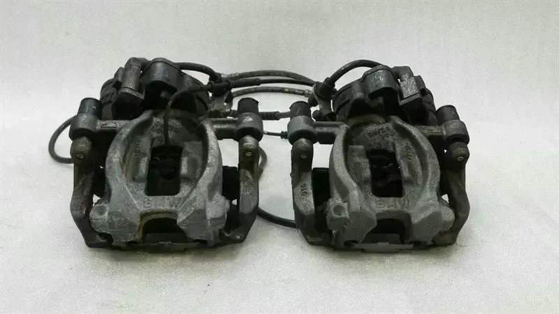 BMW X1 (F48) BMW X1 F48 rear caliper set 6860397 brake caliper rear set left + right Body type: SUV
Fuel: Petrol