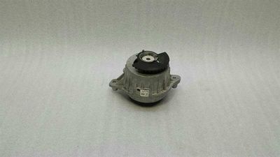 Mercedes C klase W205 dzinēja stiprinājums labais A2052400300 dzinēja stiprinājums labais M274